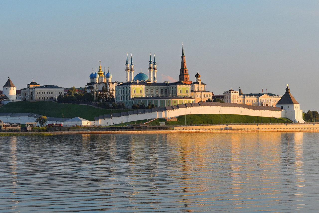 Казань проходит. Казанский Кремль вид с реки. Казанский Кремль с воды. Казанский Кремль вид на воду. Творческие города России.